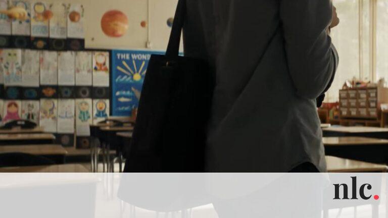 Éj leple alatt rejtélyes módon eltűnt egy egész osztálynyi diák, és a gyanú árnyéka most az osztályfőnököt sújtja. Mindenki őt okolja a történtekért, miközben a tantermek csengője néma maradt, és a felnőttek kérdésekkel teli pillantása a tanárra irányul. 