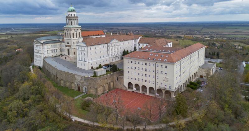 Ezen az éjszakán a Pannonhalmi Főapátság falai között különös átváltozás veszi kezdetét.