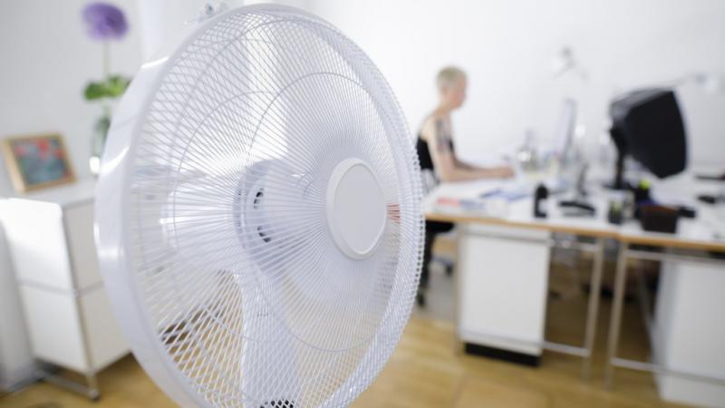 Íme néhány tipp, hogyan hűtheted le gyorsan a szobádat ventilátorral, ahogy azt a szakértők javasolják:

1. **Stratégiai elhelyezés**: Helyezd el a ventilátort úgy, hogy a friss levegőt a szobába irányítsa, lehetőleg egy nyitott ablak közelében. Ez segít 