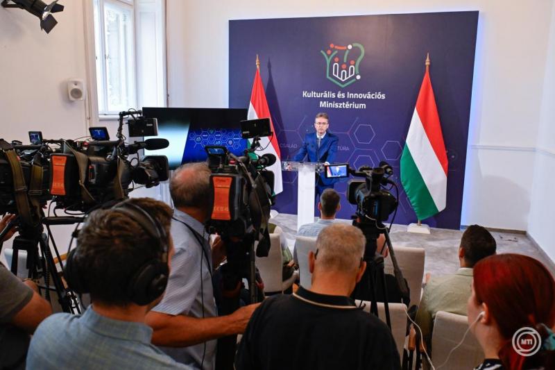 Hankó Balázs: A Neptun rendszer új arculatot kapott

A Neptun rendszer frissítése révén új és izgalmas funkciókkal bővült, amelyek célja, hogy a hallgatók és az oktatók számára még gördülékenyebbé és hatékonyabbá tegyék az ügyintézést. Az új felület moder
