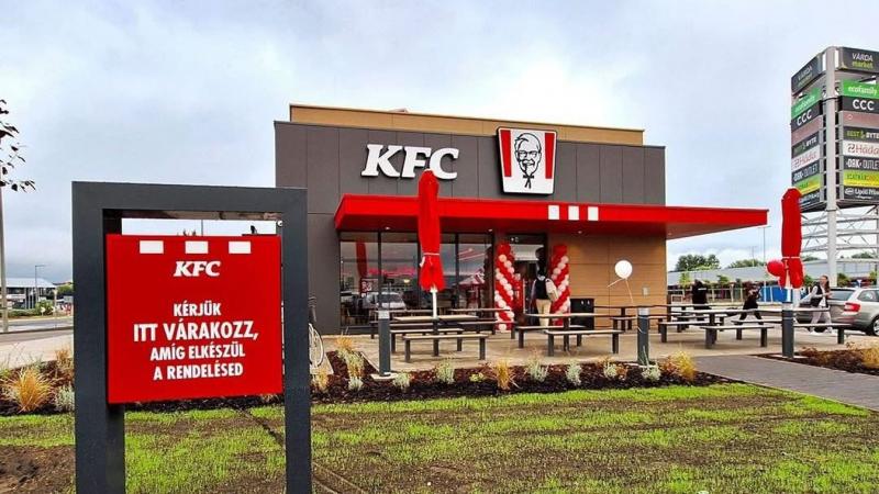 Megnyitotta kapuit a legújabb KFC étterem vármegyénk szívében! Az ínycsiklandó csirkés finomságok iránti lelkesedés hatalmas volt, hiszen a vendégek kígyózó sorokban álltak, hogy elsőként élvezhessék a különleges gyorsételeket.