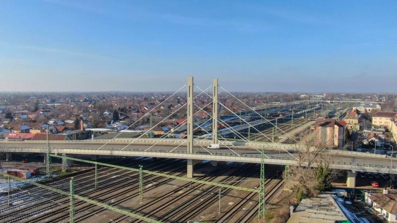 Megkezdődött az idegek csatája a zsúfolt felüljárón.