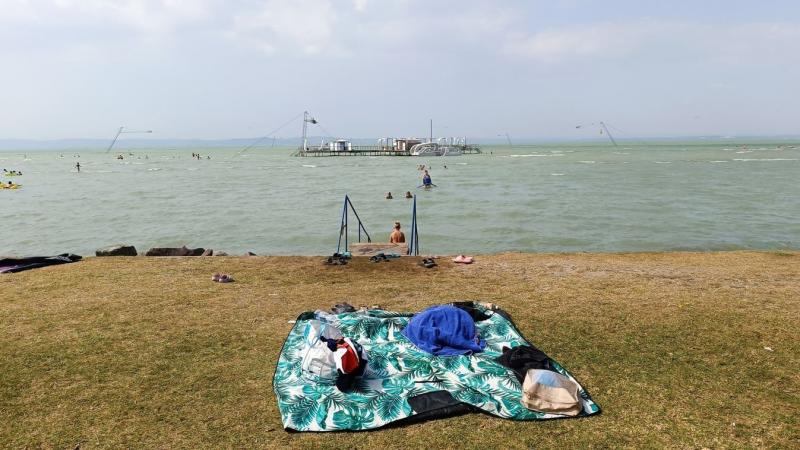 Tudod, mi rejlik a Balaton mélyén? Antidepresszánsok, fogamzásgátlók, sőt, még kokain is szivárog a vízbe. Igen, a tó vize nemcsak a nyári felfrissülést nyújt, hanem különös szennyeződésekkel is tarkítva van.
