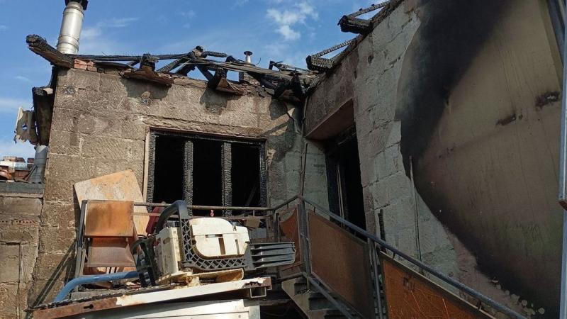 A novaji család házát sajnos tűz pusztította el, de most lehetőségünk van arra, hogy támogassuk őket. Ezekkel a tárgyakkal segíthetünk nekik a nehéz időkben.