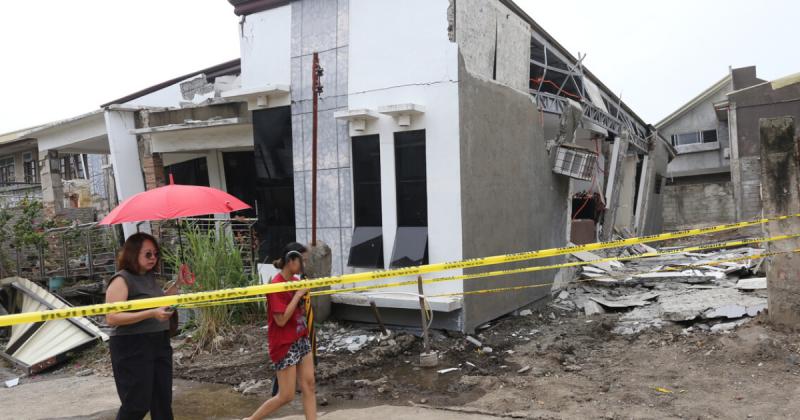 Katasztrofális földrengés - Emelkedett a pénteken történt fülöp-szigeteki földrengés áldozatainak száma.
