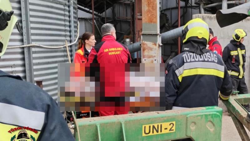 Mentőhelikopter szállt le a baleset helyszínére, ahol egy silógép szorította be a munkavállalót.