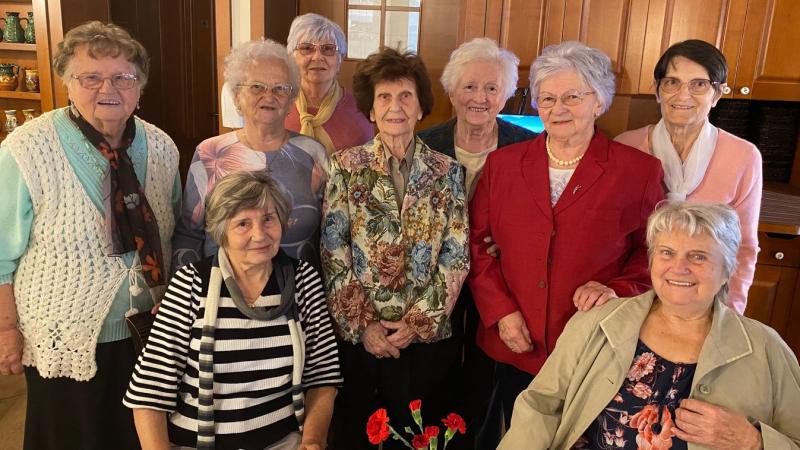 A 94 éves tornatanárnő emlékei elevenedtek meg, amikor a 65 éve érettségizett öregdiákokkal találkozott. A nosztalgikus beszélgetések során felidézték a közös pillanatokat, a régi sportórák izgalmát és a diákévek varázsát, amelyek örökre nyomot hagytak sz