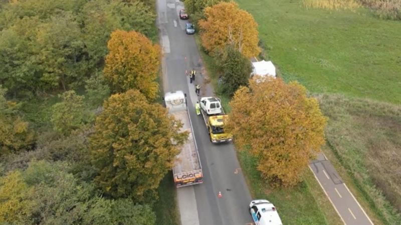 Az út mentén szétszóródott törmelékek jelezték a tragédiát - légi felvételek a végzetes kápolnai balesetről.
