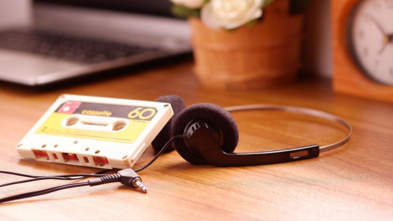 Makuka, stoki, sparhelt – a kommentekből újraéledt a múlt varázsa. Olyan nosztalgikus pillanatok elevenednek meg, amikor a régi emlékek és a közös élmények összegyúródnak a modern technika világával. A nosztalgia szőtte össze a szavakat, és mindannyian fe