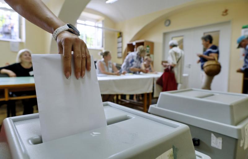 Hadházy Ákos véleménye szerint komoly kérdéseket ébreszt az a döntés, hogy a szavazáskor nem kötelező borítékot használni.