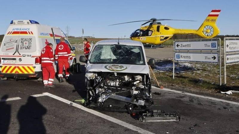 Súlyos balesetek történtek Alsó-Ausztriában, amelyek következtében mentőhelikopterek bevetésére is szükség volt. A helyi hatóságok sürgősen reagáltak, hogy a legjobb ellátást biztosítsák a sérültek számára. Az események részletei folyamatosan érkeznek, és