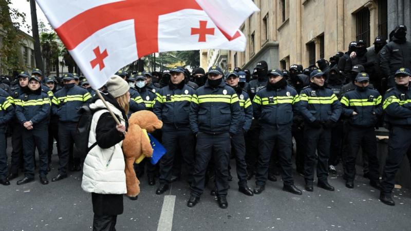 Az új georgiai parlament megalakulása rendőri védelem kíséretében zajlik le.