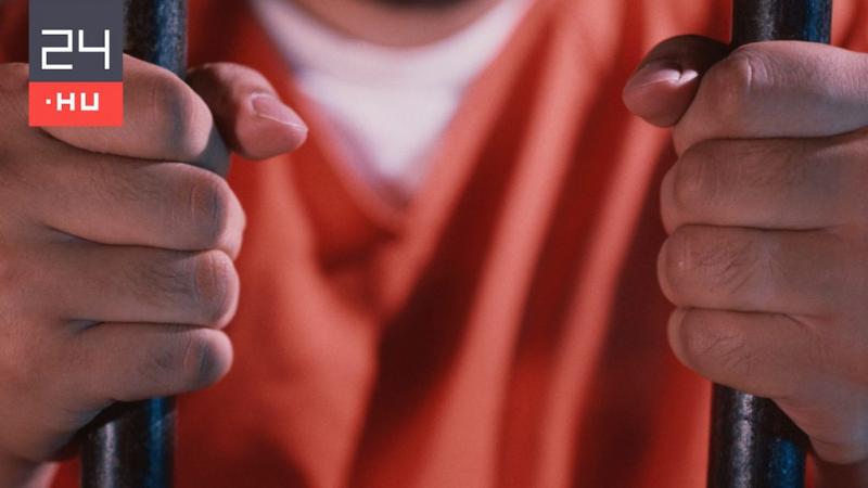 Egy rab Miskolc börtönében összetűzésbe került a zárkatársával, és bántalmazta őt. Az incidens részletei még nem teljesen tisztázottak, de a hatóságok vizsgálják az eseményeket.