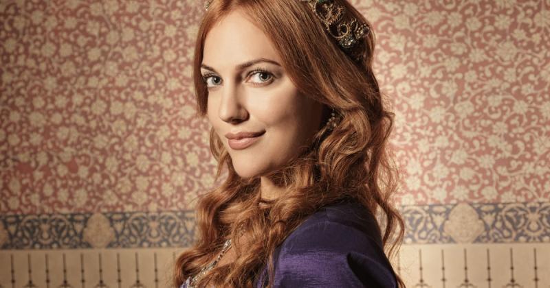 Hürrem, a fiatal Szulejmán kedvese, elképesztő átalakuláson ment keresztül az évek során. A tinédzserkorában készült fotói és a mostani, plasztikai beavatkozásokkal megváltozott külseje között hatalmas különbség figyelhető meg. Az idő múlásával nemcsak a 