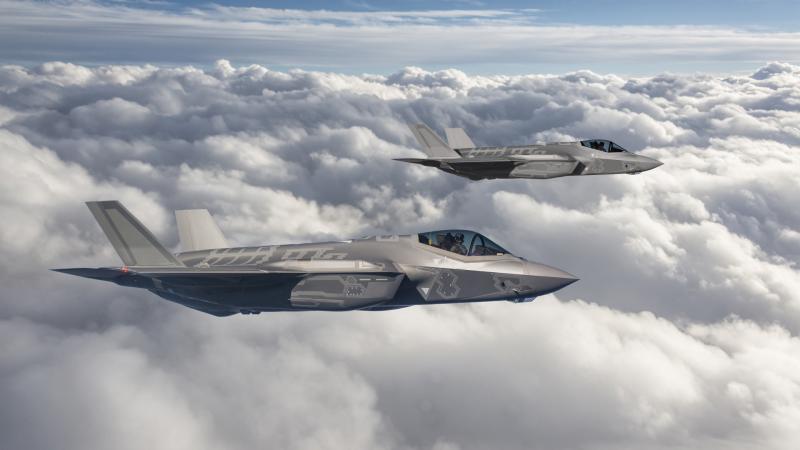 Hajszálnyira került a veszélytől Amerika legújabb, szupermodern F-35-ös vadászbombázója, amikor egy váratlan incidens során majdnem célba vették.