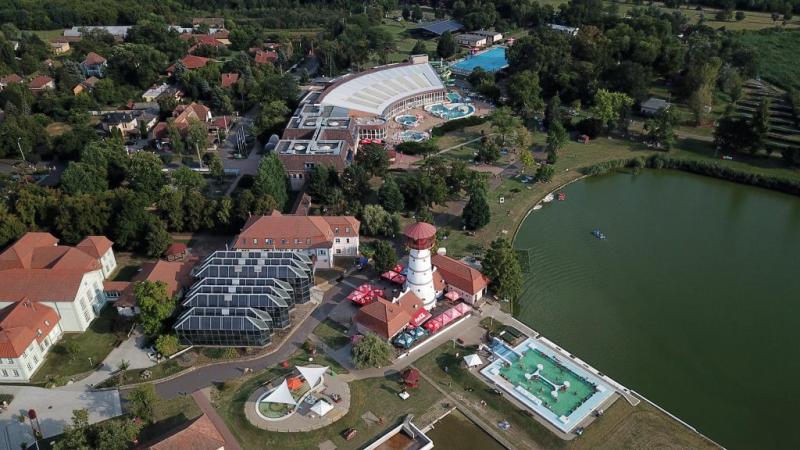 Hamarosan újra megnyithatja kapuit a közkedvelt alföldi fürdő, amely régóta várt a látogatók visszatérésére. | Sokszínű vidék