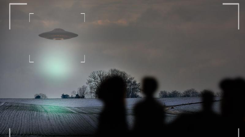 Az éjszakai égbolton egy különös, hexagonális formájú UFO jelent meg, amely még a legképzettebb szakértők számára is rejtélyt jelent. Senki sem tudja megmagyarázni ezt a szokatlan jelenséget, ami csak fokozza az izgalmat és a találgatásokat a különös égi 