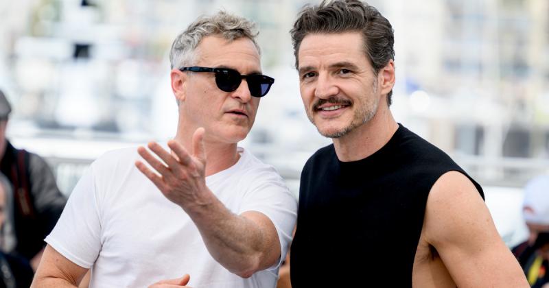 A vörös szőnyegen feszültség és izgalom uralkodik: Pedro Pascal villámgyors reakciói mentették meg Joaquin Phoenixet egy váratlan helyzetben.