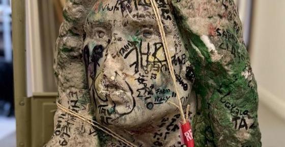 Képzeld el, hogy egy nap a város elhagyatott részén sétálva rábukkansz Jim Morrison 37 éve eltűnt síremlékére. A fák között megbúvó, mohos kőlapra bukkansz, amelyet a történelem homálya fedett be. A szívverésed felgyorsul, ahogy rájössz, hogy a legendás z