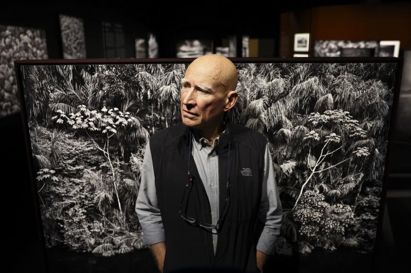 Elhunyt Sebastião Salgado, a világhírű brazil fényképész, akinek munkássága mély hatást gyakorolt a fotóművészet világára.