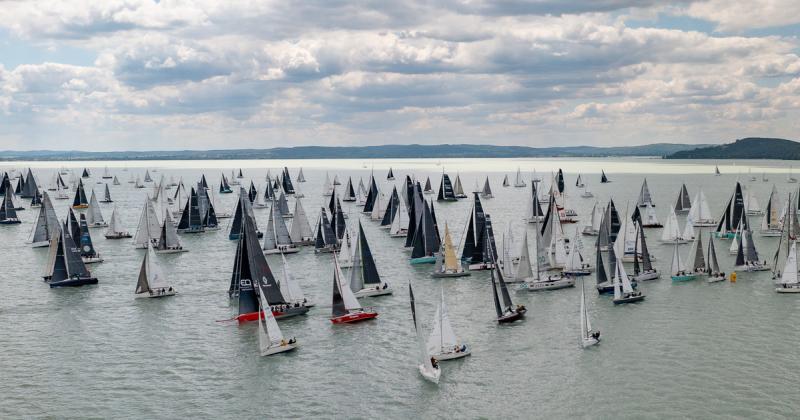 A Balaton körüli ünneplés színhelyévé vált, ahol a Kékszalag címvédője egy figyelemfelkeltő belépővel indította el a szezont.