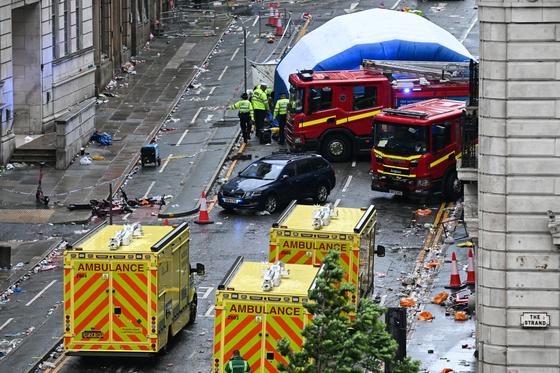 A rendőrségi nyilatkozat alapján Liverpoolban nem terrorcselekmény történt, azonban a helyszínen 27 embert kórházba szállítottak sérülésekkel.