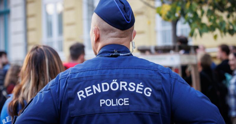 Három rendőr megkísérelte elcsábítani egy titkos ajánlattal, de a dolog végül feljelentéshez vezetett.