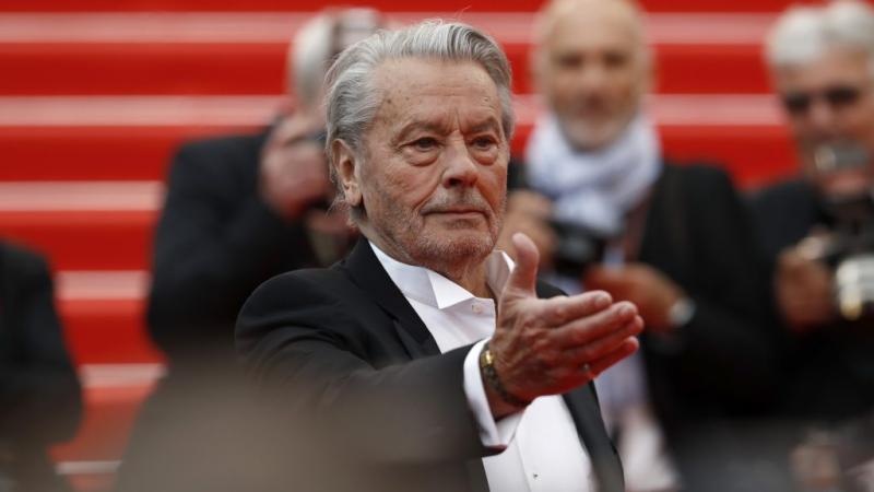 Alain Delon magánélete körüli botrányok nemcsak a filmiparban váltak híressé, hanem a pletykák és vádak miatt is, amelyek a kapcsolatainak sötétebb oldalát érintették. Egyes források szerint a színész barátnőit súlyosan bántalmazta, és a félelem légkörét 