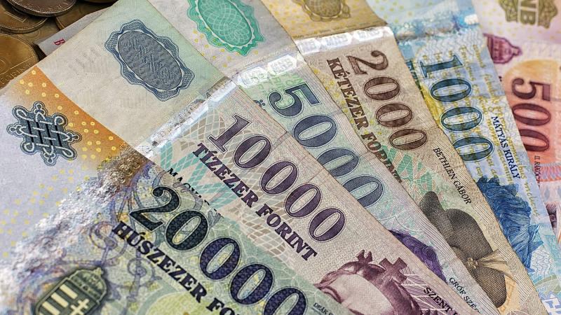 A háborús helyzet következtében a forint kritikus helyzetbe került.