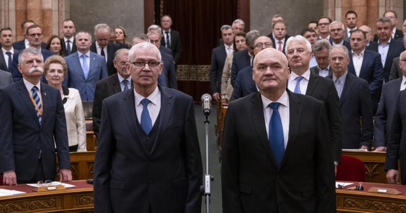 Egykoron a politikai színtér prominens alakjai az Alkotmánybíróság falai között: Sólyom Lászlótól Hende Csabáig.