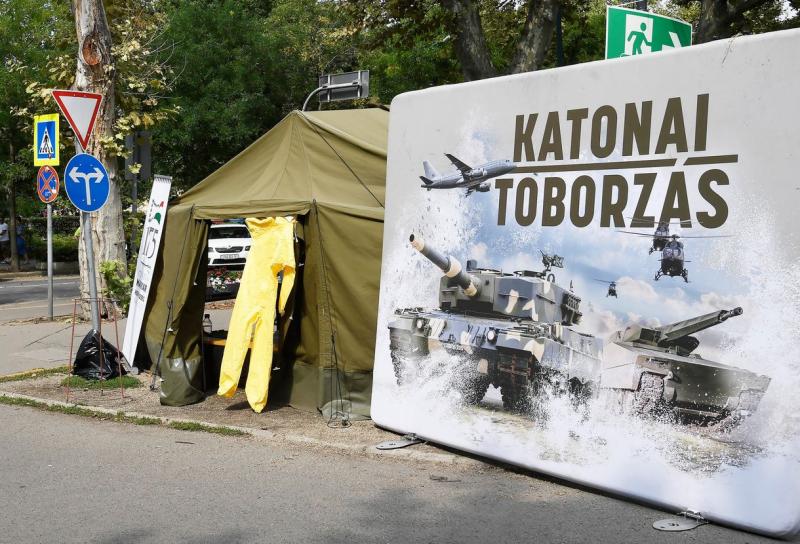 A minisztérium hivatalosan tagadja az állítólagos hírek valóságtartalmát, azonban a vezérkari főnök ennek ellenére feljelentést tett egy honvédtiszt szexuális zaklatásával kapcsolatos gyanú miatt.