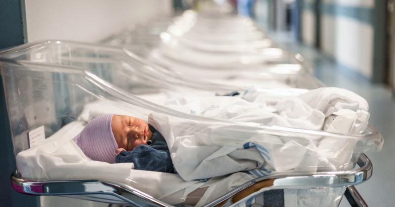 Az Egyesült Királyságban mostantól minden újszülött génállományát alaposan megvizsgálják, hogy részletes információkat nyerjenek a korai fejlődésről és egészségügyi kockázatokról.