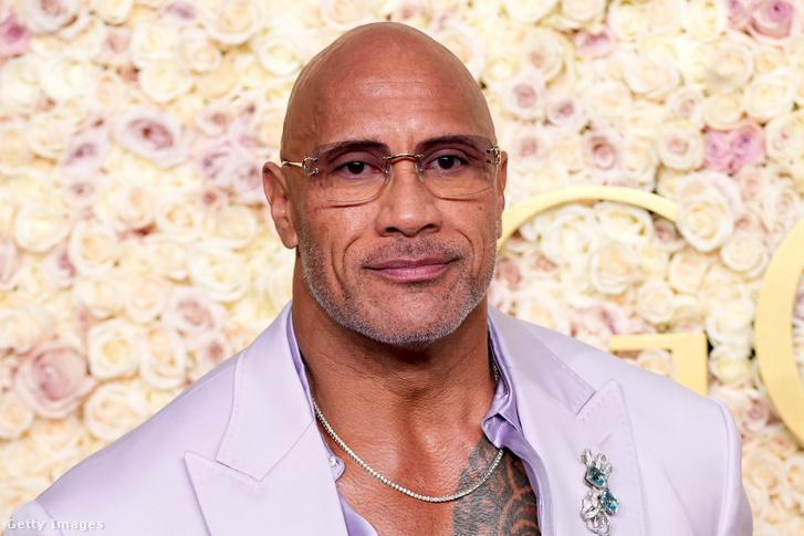 Hatalmas népszerűségnek örvend az a videó, amelyben Dwayne Johnson hagyja, hogy lányaik kisminkeljék őt a munka előtt. Az arca minden érzelmet és pillanatot tükröz, ami igazán különlegessé teszi ezt a felvételt.