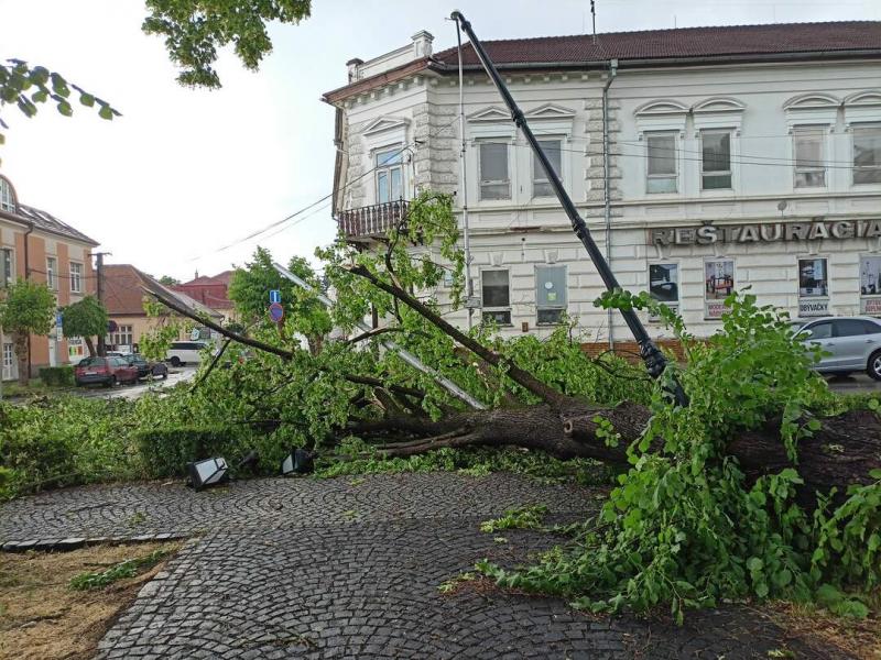 A múlt heti keleti vihar pusztításai körülbelül 800 ezer euróra rúghatnak, derült ki a legfrissebb jelentésekből. A ma7.sk hírei szerint a károk mértéke jelentős, és az érintett területek lakói még mindig a helyreállításra várnak.