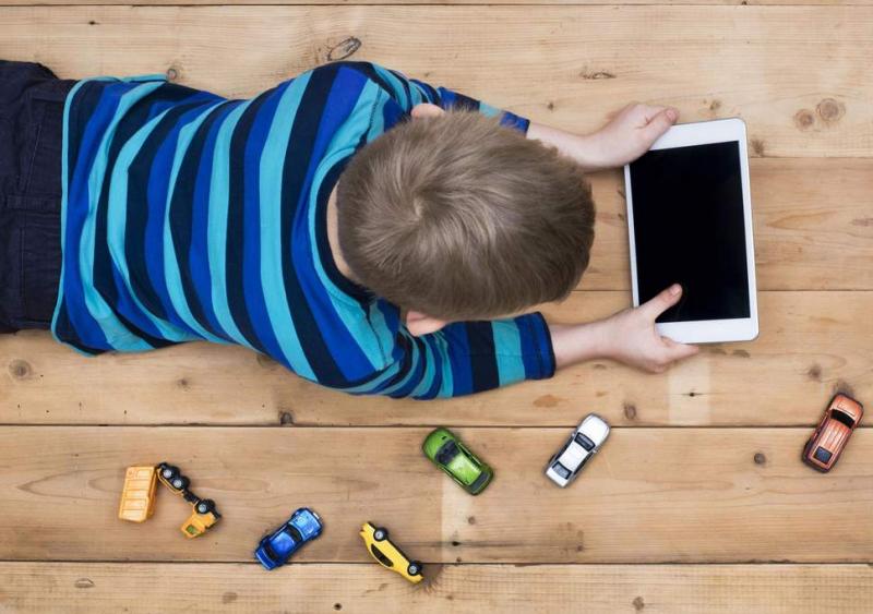 Cím: Hogyan óvhatjuk meg gyermekeinket a digitális világ kihívásaitól

A mai digitális korban, ahol a technológia minden aspektusunkat áthatja, elengedhetetlen, hogy tudatosan védjük meg gyermekeinket a kibertér veszélyeitől. Az online világ rengeteg lehe