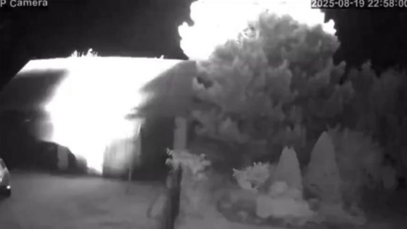 Rejtélyes robbanás rázta meg az éjszakát egy lengyel faluban | 24.hu

Egy váratlan robbanás rázta meg az éjszakai csendet egy lengyel településen, zavart és félelmet keltve a helyiek körében. A hirtelen esemény okai még tisztázatlanok, és a hatóságok azon
