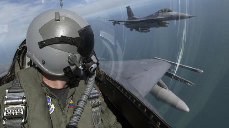 Orosz repülőgép-hordozók jelentek meg az Egyesült Államok közelében: az amerikai F-16-os vadászgépek azonnal a levegőbe emelkedtek.