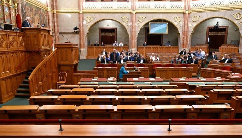 A kormánypártok és a Momentum képviselői egyaránt távol maradtak a parlament rendkívüli ülésétől.