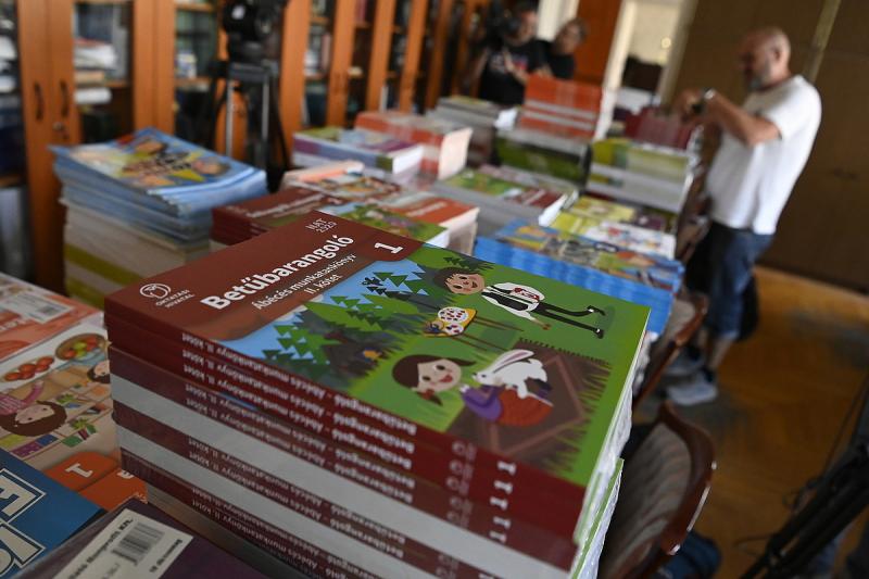 Az iskolakezdés komoly anyagi megterhelést ró a családokra, és érdemes lenne figyelembe venni a környező országok tapasztalatait ebben a témában.