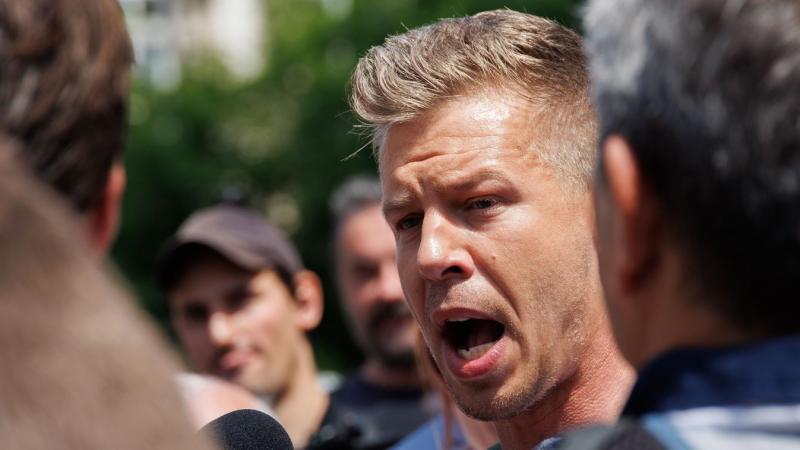 Magyar Péter új szintre emelkedett: most már a bíróságot is megpróbálja megfélemlíteni, miután lelepleződtek a Tisza-adó körüli ügyletei.