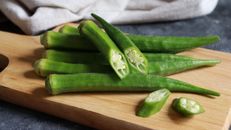 Fedezd fel az okra különleges világát – ez az egzotikus zöldség tökéletesen megfér a magyar kertekben! Tanuld meg, hogyan termesztheted és készítheted el ezt a különleges növényt, amely új ízeket és színt vihet az asztalodra!