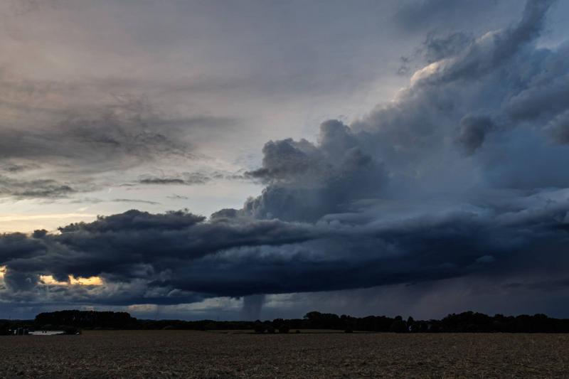 Három vármegye került nehéz helyzetbe, miután riasztást adtak ki a zivatarcellák fokozott veszélye miatt. Az időjárási előrejelzés figyelmeztet a közelgő viharokra, amelyek komoly csapadékot és erős szélvihart hozhatnak magukkal. Érdemes felkészülni, figy