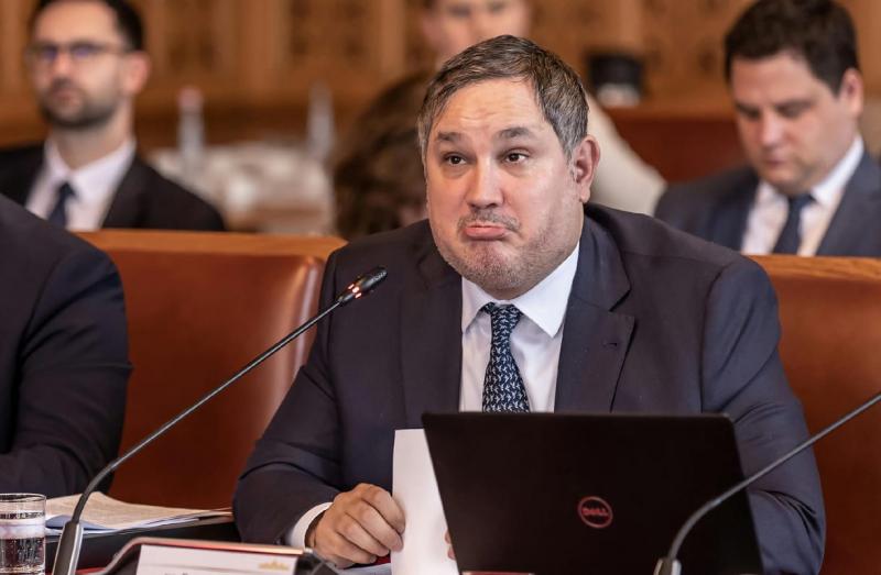 Majdnem 100 milliárd forintnyi közpénz veszett el Nagy Márton környezetében, így elvesztette közpénz jellegét.