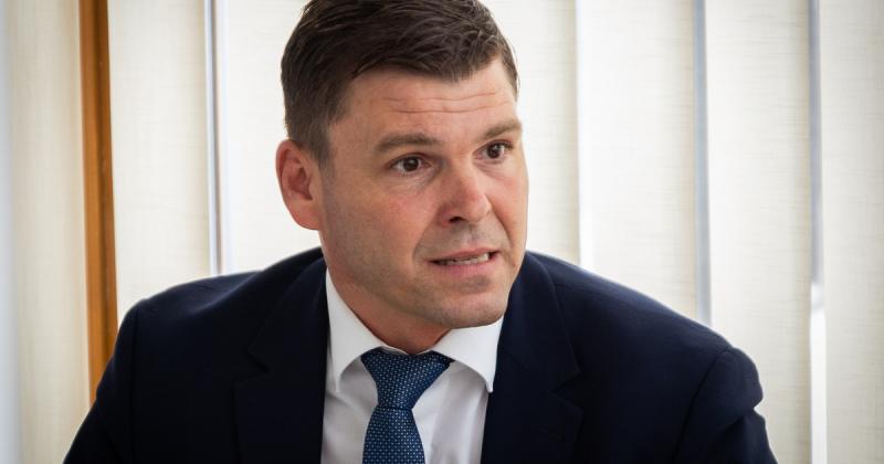 Az energiaügyi államtitkár kijelentette, hogy Magyarország jelenlegi helyzete nem teszi lehetővé számára, hogy lemondjon egy előnyös energiaforrásról.