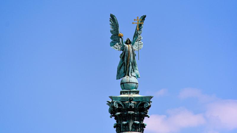 A felújítás csúszása miatt idén mégsem valósul meg Gábriel arkangyal újraéledése a Hősök terén.