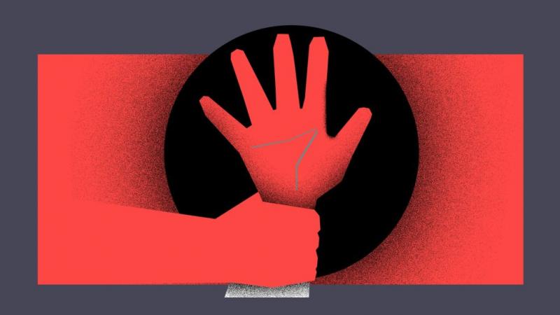 Egy férfi anyagi támogatást nyújtott a lakására felmenő három kiskorú lánynak, hogy a...