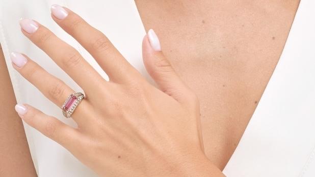 Örökölt egy látszólag közönséges gyűrűt a nagymamájától, de hamarosan kiderült, hogy valójában egy igazi kincs rejtőzik benne, amely hatalmas értéket képvisel.