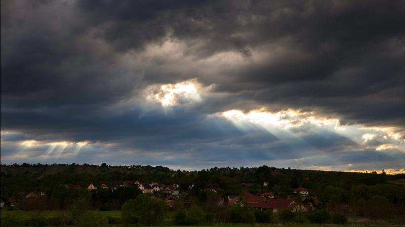 Nyugat irányából egyre sűrűsödnek a felhők, és estére már számos helyen várható, hogy megérkezik az eső.