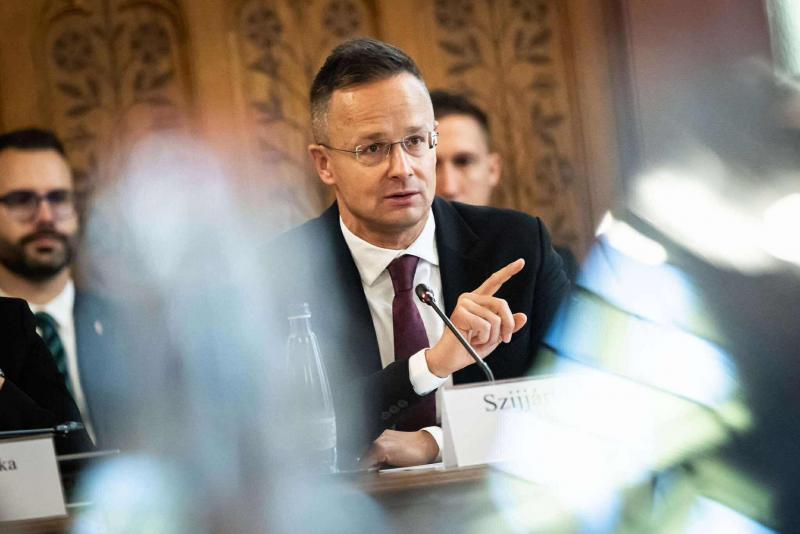 Szijjártó Péter egy szellemes focis poénnal reagált, amikor a brüsszeli kémkedés témája került szóba. A kérdezők nem számítottak arra, hogy a politikai feszültségeket egy ilyen humoros megjegyzéssel oldja fel. A vicc, amely a sport világának szellemiségét