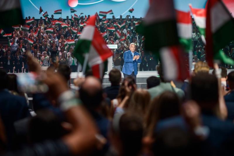 Élet a Facebook-hirdetések korában: a pénz helyett az algoritmusok és a kiskapuk formálhatják a Fidesz digitális kampánystratégiáját.